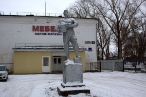 Почему неизвестному? Написано же "ул. Горького ". Значит Горький:)