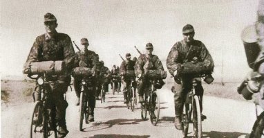 Были и на велосипедах. Нынешние наследники вот этих... Эуропа ..лядская