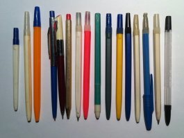 Истину глаголите! Я в 79 пошел . Тоже баловался перьевыми ручками, у деда таскал, тот "шарики" не признавал категорически...У него в плане канцтоваров порядок был идеальный: Ручки, чернила, перья, качалки-промокашки, разного калибра! Типовые шариковые ручки, стоили 35 копеек, попонтовее биковские за 60... Koh-i-Noor-это чертежная тема: карандаши классные со спецефическим запахом, ластики итд...Это продавалось, на территории всего СССР, были у каждого, и забыть это невозможно!
