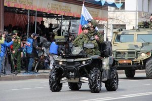 Есть же русская пословица - покажи дураку палец, он смеяться будет.