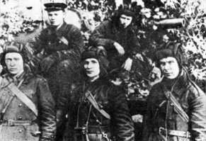 Ну что будет третий блин комом? Танки, Несокрушимый и Т-34? 
Или снимут что то внятное?
Пугает Старшенбаум. Обычно ( как в первых двух танковых фильмах) женские роли не пришей кое к чему рукав ( Танки) или целиком выдуманная неуклюжая роль прописанная специально под скажем Ольгу Погодину (Несокрушимый).
Ну поглядим.
А Петрова судя по амуниции и бушлатику  - слабо гоняли по танку. Все топорщится, не прилажено - как курсант первогодок.