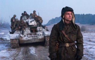 Ну что будет третий блин комом? Танки, Несокрушимый и Т-34? 
Или снимут что то внятное?
Пугает Старшенбаум. Обычно ( как в первых двух танковых фильмах) женские роли не пришей кое к чему рукав ( Танки) или целиком выдуманная неуклюжая роль прописанная специально под скажем Ольгу Погодину (Несокрушимый).
Ну поглядим.
А Петрова судя по амуниции и бушлатику  - слабо гоняли по танку. Все топорщится, не прилажено - как курсант первогодок.