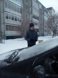 Помощничек вон левое стекло разбил,взялся за лобовуху.Ох мамка и обрадуется,зимой без стекла кататься!)