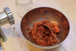 Не табаско, но постоянно делаю только абхазскую аджику.

Рецепт прост.
1. Острый красный стручковый перец.
2. Семена кориандра.
3. Хмели-сунели.
4. Крупная соль.

Вымытый перец освобождаем от семян, моем в теплой воде и пару дней подсушиваем.
Потом пропускаем перец и приправы через мясорубку.
Полученную пасту тщательно перетираем с крупной солью.

На 1 кг перца - 200 г соли и по 15-20 г приправы.

Хранить в холодильнике. Хранится в банке годами. Можно использовать как приправу в блюдах. Или как аджику на столе. Я для этого смесь смешиваю с томатным соком или томатной пастой.  

При приготовлении советую пользоваться медицинскими перчатками и защитными очками.

Как-то так получается: