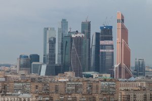 Почему-то всегда, когда хотят показать хайтек и прогресс, пихают Москву Сити. Потому что вокруг деревня и больше хвастать нечем?