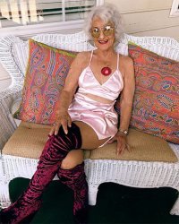 А эту лучше одеть.