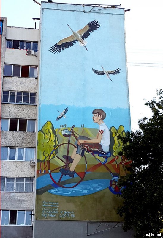 Ребята, я живу в Кишинёве. не верьте всему увиденному. На первой фотографии актёр Александр Кожухарь (можете посмотреть в Фэйсбуке) на съёмках комедийного ролика. Специально одет по образу и подобию персонажа Галустяна. Что касается пристроек, так этого добра в любом городе навалом. Некоторые фотографии вообще не из Кишинёва. Нормальный у нас город, грязный, конечно, точно не Минск, но жить можно. Никакого национализма, по-русски все прекрасно понимают и общаются, наш Президент дружит с Путиным и часто ездит в Москву, пьяные на улицах не валяются, вино вкусное, фрукты дешёвые, осень шикарная до ноября, так что добро пожаловать в октябре на День вина! 
P. S. Фото мои, этого и прошлого года.