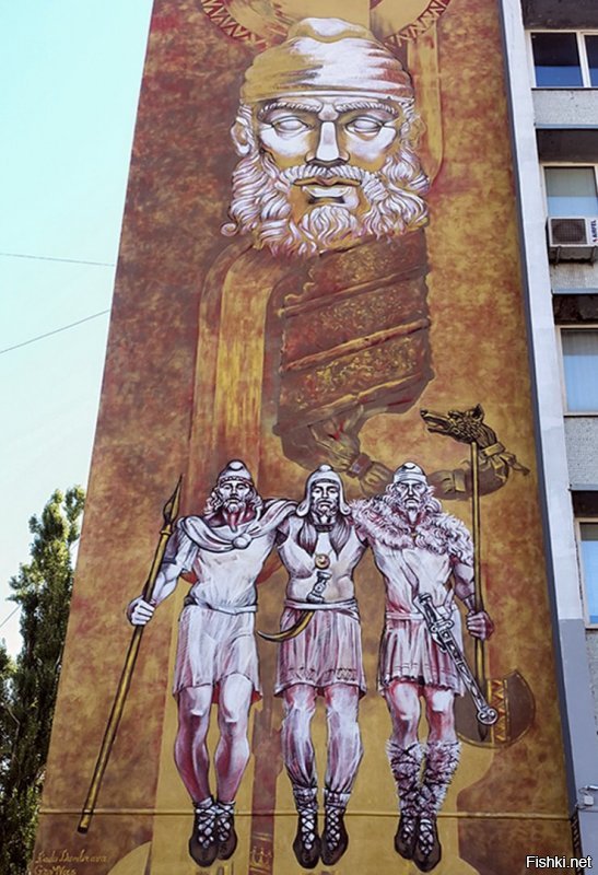 Ребята, я живу в Кишинёве. не верьте всему увиденному. На первой фотографии актёр Александр Кожухарь (можете посмотреть в Фэйсбуке) на съёмках комедийного ролика. Специально одет по образу и подобию персонажа Галустяна. Что касается пристроек, так этого добра в любом городе навалом. Некоторые фотографии вообще не из Кишинёва. Нормальный у нас город, грязный, конечно, точно не Минск, но жить можно. Никакого национализма, по-русски все прекрасно понимают и общаются, наш Президент дружит с Путиным и часто ездит в Москву, пьяные на улицах не валяются, вино вкусное, фрукты дешёвые, осень шикарная до ноября, так что добро пожаловать в октябре на День вина! 
P. S. Фото мои, этого и прошлого года.