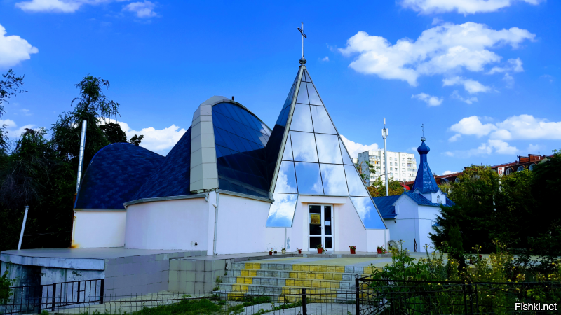 Ребята, я живу в Кишинёве. не верьте всему увиденному. На первой фотографии актёр Александр Кожухарь (можете посмотреть в Фэйсбуке) на съёмках комедийного ролика. Специально одет по образу и подобию персонажа Галустяна. Что касается пристроек, так этого добра в любом городе навалом. Некоторые фотографии вообще не из Кишинёва. Нормальный у нас город, грязный, конечно, точно не Минск, но жить можно. Никакого национализма, по-русски все прекрасно понимают и общаются, наш Президент дружит с Путиным и часто ездит в Москву, пьяные на улицах не валяются, вино вкусное, фрукты дешёвые, осень шикарная до ноября, так что добро пожаловать в октябре на День вина! 
P. S. Фото мои, этого и прошлого года.