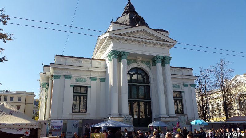 Ребята, я живу в Кишинёве. не верьте всему увиденному. На первой фотографии актёр Александр Кожухарь (можете посмотреть в Фэйсбуке) на съёмках комедийного ролика. Специально одет по образу и подобию персонажа Галустяна. Что касается пристроек, так этого добра в любом городе навалом. Некоторые фотографии вообще не из Кишинёва. Нормальный у нас город, грязный, конечно, точно не Минск, но жить можно. Никакого национализма, по-русски все прекрасно понимают и общаются, наш Президент дружит с Путиным и часто ездит в Москву, пьяные на улицах не валяются, вино вкусное, фрукты дешёвые, осень шикарная до ноября, так что добро пожаловать в октябре на День вина! 
P. S. Фото мои, этого и прошлого года.