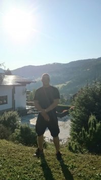 я 110 вешу . хотя пуза такого нету . вот мне интересно скока у этого инвалида веса ? никто не в курсе ?