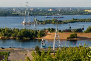 Нда, цены в Москве трындец просто! 
У нас канатка соединяет два берега Волги Нижний Новгород - Бор. Считается самой длинной в Европе - 3661 метр. Цена 100 рублей. На 10 поездок - 820, на 30 - 2270. Пользуется большим спросом. Летом шикарные виды на волжские просторы. Мы по ней на турбазу добираемся, 15 минут, а на Бору дешевое такси. На машине из Нижнего часа два потратишь со всеми пробками.
А тут баловство какое то.