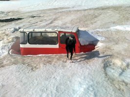 История появления советского внедорожника в "стране льдов" достаточно типична для всех советских автомобилей. В середине 50-х годов Англия наложила эмбарго на Исландию, которое поддержало большинство стран, среди многих ограничений, невозможна была и поставка туда автомобилей, аналогичное эмбарго было введено против Кубы в 60-х. На помощь пришел Советский Союз, начав туда поставку того, что нужно было стране, в том числе и автомобили. Туда поставлялись внедорожники, грузовики, легковые автомобили, трактора, но среди транспортных средств делался основной акцент именно на автомобилях повышенно проходимости.