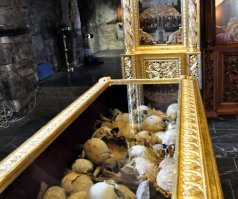 "Саркофаг бы стеклянный над ямой этой сделать и водить всех сюда, с первого класса и водить весь мир. А своих в первую очередь. Чтоб смотрели в глаза эти и клятву, как присягу давали: «Не врать, не лицемерить, не предавать!». А как нарушишь, так и будешь во сне каждый день возвращаться к яме этой. Долго не отпустит она. "

У нас есть такое... Городок Батак. Мой род оттуда начался,после етой резни. Кому интересно, поищите. Потому что такое надо помнит. Навсегда.