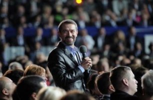 Это надо посмотреть всем, в особенности деятелям культуры   как предупреждение. Тридцать пять секунд, а сколько печальной информации... Талантливый, мощный, живой актер   один из лучших в поколении!   может, оказывается, в одну минуту стать бездарным вот до такой степени...
даже, лощадь-собчак перестала о нём вздыхать, после этого..
а, для меня он помер на этом съезде едресни...