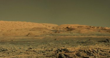 Что за название "первые снимки с Марса" ?  Снимков с Марса уже огромное количество , отснятое марсоходами за несколько лет.