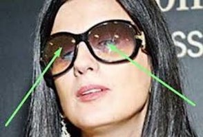 Она слабовидящая, а темными очками скрывает физический недостаток - сильное косоглазие.