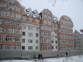 Это Лыткарино, пересечение ул.Первомайской и Комсомольской. Фотка 10 летней давности, если даже не 15-ти. Дом который стоит за ним, тоже реконструировали, жильцы дома рассчитывали что у их будут такие же лоджиии...... ан нет! Понастроили децельных балкончиков, и будьте счастливы что хоть так вас сделали. А так, в городе реконструировали 6 домов.