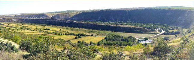 Да, дороги сделали хорошие, за это реально огромное спасибо. Ехать одно удовольствие, природа красивая, вся Молдавия с юга на север 350 км, легко промахнуть за несколько часов, если не останавливаться и никуда не заезжать. Но лучше всё же останавливаться и немного подышать нашим чистым воздухом. Ведь вся промышленность страны давно накрылась европейским тазом, так что воздух у нас очень чистый...