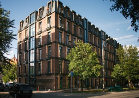 Про эту пятиэтажку. Это недалеко от меня, на улице Берзарина, что в Москве. Я там несколько лет назад квартиры смотрел. И вы считаете, что монолитно-кирпичный дом, где квартиры  с потолками 3,2-5 метров и камины и по 2-5 балконов,  это "реконструированная советская пятиэтажка?"