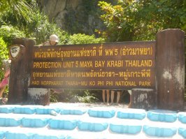 Был я там. Понравилось. Из минусов - хренильон китайцев. А они, трындец, какие шумные.
И да, правительство закрыло в этом году этот остров и пляж для туристов.
Причина: природе надо отдохнуть и восстановится.