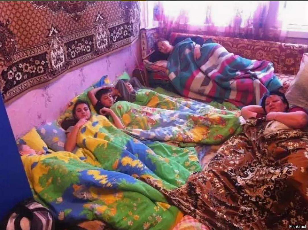 Приехавшие родственники из сибири поселились у нас. Таджики в одной комнате. Ночевать в гостях.