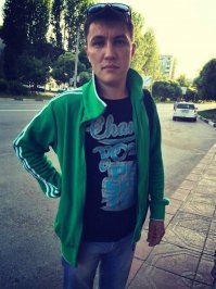 Трое приверженцев стиля "АУЕ" лишились жизни на трассе в Ульяновской области недалеко от поселка Мирный. Все произошло накануне в 11 часов утра. 32-летний водитель и два пассажира - 28-летний Игорь Ишпулаев с 26-летним Антоном Игониным возвращались домой в Димитровград из Ульяновска, куда возили друзьям в тюрьму передачки. 

Несмотря на наличие зимней резины, их белая "Десятка" зацепила снежную кашу и ушла в занос на встречную полосу под корпоративный грузовичок Исузу компании "Красное и Белое", а затем вовсе улетела в кювет. 

Шансов выжить у друзей не было, спасатели вырезали из груды искореженного металла остывающие трупы. Водитель грузовичка практически не пострадал, получив ссадины и ушибы. Он находился в состоянии шока, поэтому от общения с журналистами отказался. 

Есть мнение, что виной всему не только заснеженная дорога, но и неправильно выбранная скорость движения водителем легковушки. Товарищи погибших ребят не спешат его винить, говорят "он не хотел" и "со всеми бывает".
 
Источник паблик ВК "Плохие новости 18+"