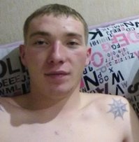 Трое приверженцев стиля "АУЕ" лишились жизни на трассе в Ульяновской области недалеко от поселка Мирный. Все произошло накануне в 11 часов утра. 32-летний водитель и два пассажира - 28-летний Игорь Ишпулаев с 26-летним Антоном Игониным возвращались домой в Димитровград из Ульяновска, куда возили друзьям в тюрьму передачки. 

Несмотря на наличие зимней резины, их белая "Десятка" зацепила снежную кашу и ушла в занос на встречную полосу под корпоративный грузовичок Исузу компании "Красное и Белое", а затем вовсе улетела в кювет. 

Шансов выжить у друзей не было, спасатели вырезали из груды искореженного металла остывающие трупы. Водитель грузовичка практически не пострадал, получив ссадины и ушибы. Он находился в состоянии шока, поэтому от общения с журналистами отказался. 

Есть мнение, что виной всему не только заснеженная дорога, но и неправильно выбранная скорость движения водителем легковушки. Товарищи погибших ребят не спешат его винить, говорят "он не хотел" и "со всеми бывает".
 
Источник паблик ВК "Плохие новости 18+"