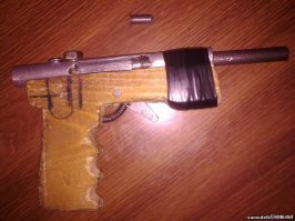 В моем детстве мы, пацаны, сами такие делали. На ствол брались три трубочки. Первая от солидольного шприца (она идеально подходила для патрона от мелкашки). Эта трубочка вставлялась в трубочку (забыл от чего она) Ну а уже эти две трубочки вставлялись в трубочку на которую шла опора для велосипедного багажника. С бойками и спусковыми механизмами каждый  импровизировал как мог. Понятно ни какой нарезке в стволе не было. Пули летели вкривь и вкось, кувыркались в полете. Просто по невероятному везению  ни одному из нас не оторвало пальцы или не выбило глаза.