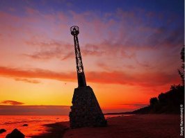 У меня была не самая приятная история с маяком.

На фото маяк в латвийской Туе.
Когда мы там отдыхали, каждый вечер, встречая закат, я видела его огонёк и мне казалось, что до него максимум 1 км. И вот в последний день отдыха я уговорила супруга (который определяет расстояния более объективно, чем я), дойти до этого маяка.

Почему-то мне рисовались картинки мощного, красивого и полосатого маяка-гиганта, о который разбиваются прибрежные волны (примерно как на картинках в этом посте).

Пошли мы. Вышли засветло. Начало темнеть, похолодало и посырело - а я ж на летнем отдыхе на морском берегу, поэтому зачем обувь и кофта? Босиком по вязкому песку дотопали до места и я высказала вслух всё то, что говорить вслух очень неприлично: вместо маяка-мечты была эта кривая пиздюлина, совершенно маленькая с тусклой лампочкой внутри!!!

Я развернулась почти сразу, супруг сделал кадр. Назад шли молча. И ещё дольше, потому что уже было темно, хоть глаз коли (а мы ж босиком, Робинзоны сраные). Дошли до нашего ночлега и вырубились без всякого ужина. Утром предстояла дорога домой. И всё бы ничего, но мы запланировали ещё посещение Музея Мюнхгаузена - ноги ныли, тело было просто разбитым (это сегодня мы 5 км можем дать и не вспотеть, а тогда были шибко не подготовлены физически), но план нужно выполнить. И вот обойдя музей, мы подходим к музейной эко-тропе, которая обещает привести нас через лес к морю. Указатель - 5 км. Мы поняли друг друга без слов - сегодня к морю ходить никто из нас не захотел :)

P.S.: в навигатор посмотрели после похода к маяку - итого мы в тот вечер "напроменадили" 10 км. Отдохнули, так отдохнули.