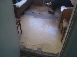 На первой фотке кровать слева подарена местным бизнесменом, когда он "загремел" в нашу больницу, и хотел хоть лежать более-менее. На второй старая кровать, со дня постройки больницы.