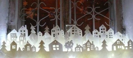 Некоторые вполне забавные. А я уже который год хочу замутить подобную штуку. Только там елочки, снеговик, Дед Мороз в санях с тройкой, что-то еще.  Стаять будет внутри, а смотреться снаружи. Трафареты скачал, и фанерка и картон лежат, только руки не доходят, и в больничке как-раз перед и после новых годов лежал. Может нынче успею.