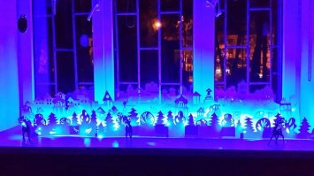 Некоторые вполне забавные. А я уже который год хочу замутить подобную штуку. Только там елочки, снеговик, Дед Мороз в санях с тройкой, что-то еще.  Стаять будет внутри, а смотреться снаружи. Трафареты скачал, и фанерка и картон лежат, только руки не доходят, и в больничке как-раз перед и после новых годов лежал. Может нынче успею.