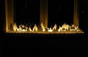 Некоторые вполне забавные. А я уже который год хочу замутить подобную штуку. Только там елочки, снеговик, Дед Мороз в санях с тройкой, что-то еще.  Стаять будет внутри, а смотреться снаружи. Трафареты скачал, и фанерка и картон лежат, только руки не доходят, и в больничке как-раз перед и после новых годов лежал. Может нынче успею.