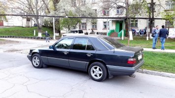 Мой аппарат уже 15 лет, ни на что новое менять не хочу. 1994 год, плита, 2.0, бензин, механика. За все годы ни разу капли масла от замены до замены через 10.000 км не долил, вообще не ест. На сервис заезжаю раз в три года какую-то мелочь сменить. Эту машину делали для людей, а нынешний металлолом - для маркетологов. Всем удачи на дорогах! Берегите своих железных коней. В отличие от людей, они не предают, если их любить...