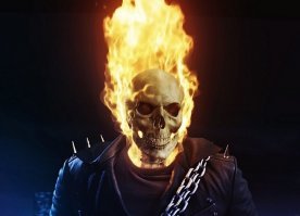 В Индии парикмахер использует огонь, чтобы подстричь своего клиента