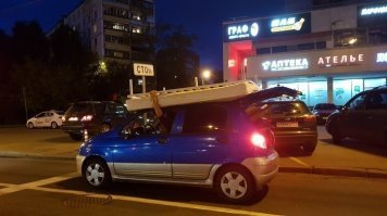 Лет 8-10 назад купил 2 листа МДФ за 240 р. Рядом стоит доставщик (Дед на ваз 2104 с прицепом.)
Подошел к нему и спросил-Сколько довести? (До дома 800 метров) Объяснил куда (Он понял и походу хотел на лоха сыграть)
Ответ 300р.
Я-Не фига у вас цены.
На уговоры давай за 100
Ответил что даже не тронется с места за 100.

Короче отху...сосил его и перевез на крыше машины (Как на фото).

ЗЫ
 Если не ошибаюсь тогда блок керамзитный 13 р стоил,цемент 90 р