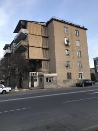 Для Сочи это нормально. Там даже к гаражу пристраивают несколько этажей и живут как в полноценном доме.