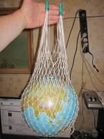 И я тоже себе авоську сделал. Правда, из-за соображений экономии, чтоб не тратить по 5 рублей на пакеты, а не экологии. Но я рад, что это ещё и экологично.))