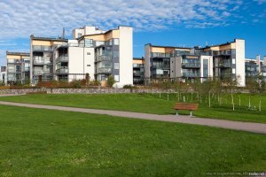 Ни то, ни другое. Старая деревяшка вообще как будто обгорелая 
Больше всего нравится однотонная скандинавская застройка, но увы, у нас так почти не строят...