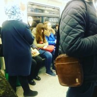 Так бабы одни и сидят...