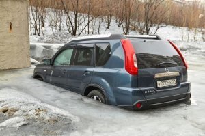 С такими номерами в Москве только на Вейронах ездят. А в Мурманске так, - валяется во дворе никому не надо.