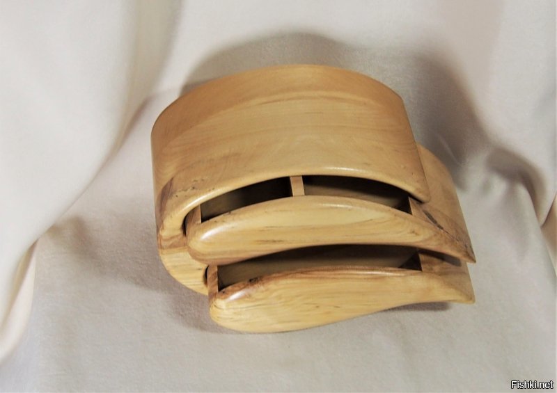 Несколько месяцев назад выдалось время, напилил шкатулочек. Никакого ясеня, дуба или палисандра - всё береза. Выбирал доски с выраженной "дикой" текстурой. Тонировать не стал, чтобы не забивать рисунок, покрыл маслом и воском. Единственно сердечко из комля, с характерной муаровой текстурой. Конечно всё на любителя.