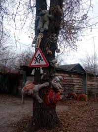 Покрышки во дворах это моветон, сейчас в тренде мягкие игрушки.