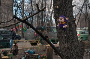 Покрышки во дворах это моветон, сейчас в тренде мягкие игрушки.