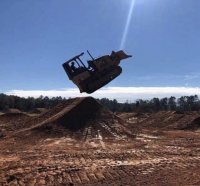 Только дурак поверит, что бульдозер подлетел!

Там же видно, что это инопланетяне его лучом перетаскивают!!!