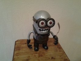 Зря покрасил. Вся аутентичность пропала. Когда мой напарник сделал из металла Губку Боба, то это выглядело великолепно. Но как только он покрасил его, то пропал весь шарм металла, и игрушка стала выглядеть, как кусок пластмассы. Поэтому своего миньона я не стал красить, а только закрыл лаком, чтоб не ржавел (зубы и глаза не в счет).