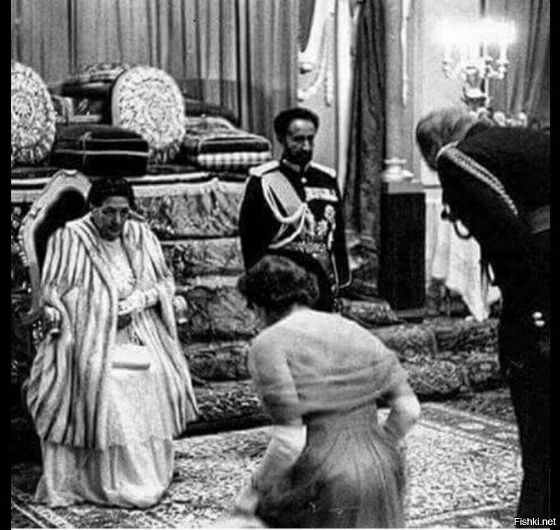 Фотка с королевой Викторией немедленнонапомнила: 
Королева Британии, как известно, не кланяется никому. Но вот фотография, на которой её величество Елизавета II склонилась в глубоком реверансе перед императором и императрицей Эфиопии. Принц Филипп тоже отдает низкий поклон. Хайле Селассие I (Haile Selassie I) – последний император Эфиопии, правивший с 1930 по 1974 год. Он был представителем династии, которая вела свой род от отпрыска легендарного царя Соломона и не менее легендарной царицы Савской.