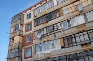 Тут в убожество дом превратили сами жильцы.
Во многих странах такая самодеятельность облагается очень большим штрафом, плюс взысканием расходов на восстановление прежнего облика здания.
Поэтому в Германии, Голландии или Швейцарии вы такого никогда не увидите.