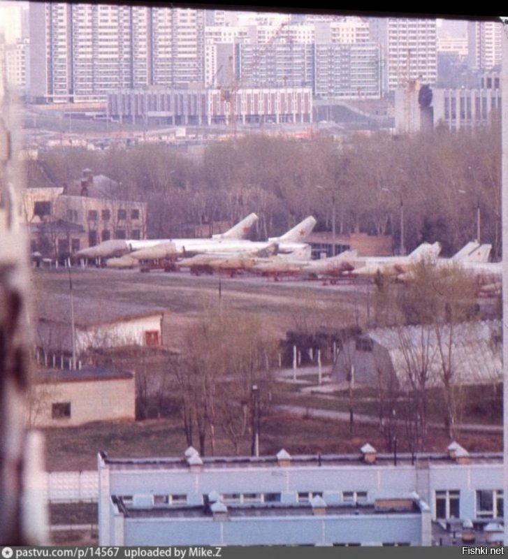 Москва, Олимпийская деревня, угол Коштоянца и Анохина. Вдали виднеется универмаг на Юго-Западной ))
Если я ракурс не перепутал. Сейчас тут квартал.